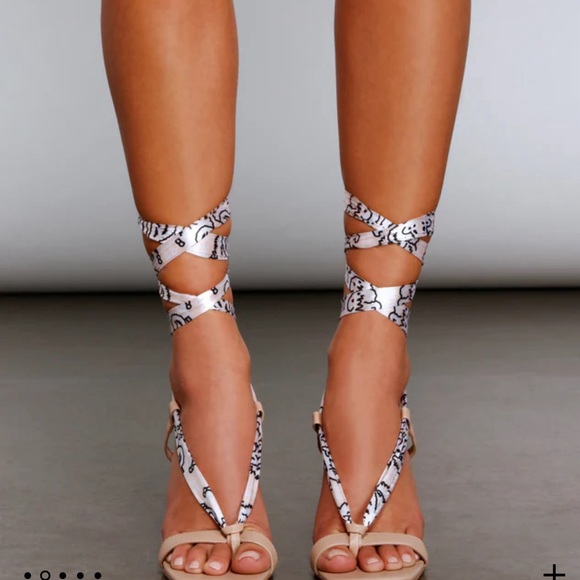 NIB Strappy FABBIA Heel. Size 8 - Picture 3 of 15